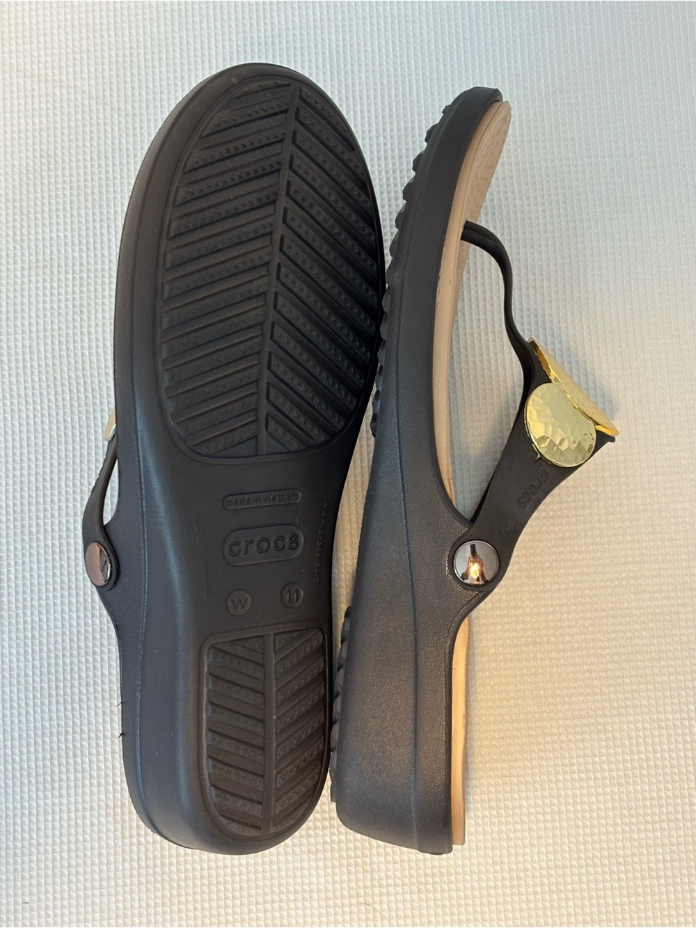 CROCS Comfort Thong Sandals Gold Hammered Medallion SANRAH 11 - Picture 7 of 9